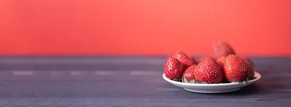 Frische Erdbeeren Einem Weißen Teller Auf Dunklem Holzgrund Das Konzept — Stockfoto