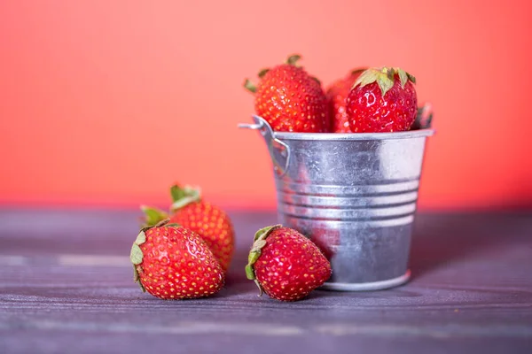 Ein Eimer Erdbeeren Auf Dunkelrotem Grund Das Konzept Der Schmackhaften — Stockfoto