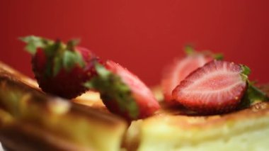 Masada dönen çilekli Belçika waffleları. Lezzetli bir kahvaltı konsepti.