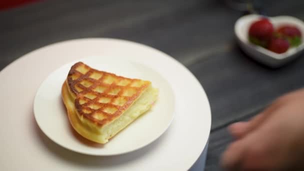 Gofres Belgas Con Fresas Café Sobre Una Mesa Oscura Madera — Vídeos de Stock