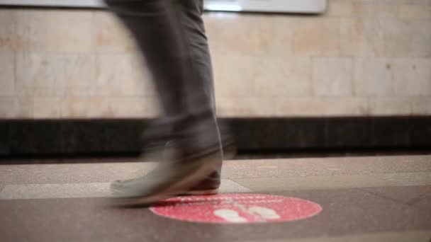 Imagen borrosa de la gente en el metro corriendo los paseos en tren del metro — Vídeos de Stock