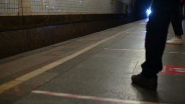 Metroda metro yolculuklarına çıkan bulanık görüntülü insanlar.
