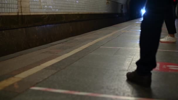 Pessoas imagem borrada no metrô correndo os passeios de trem do metrô — Vídeo de Stock