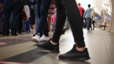 Metroda metro yolculuklarına çıkan bulanık görüntülü insanlar.
