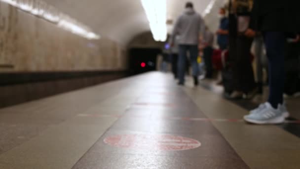 地下鉄で地下鉄を走っている人たちが — ストック動画