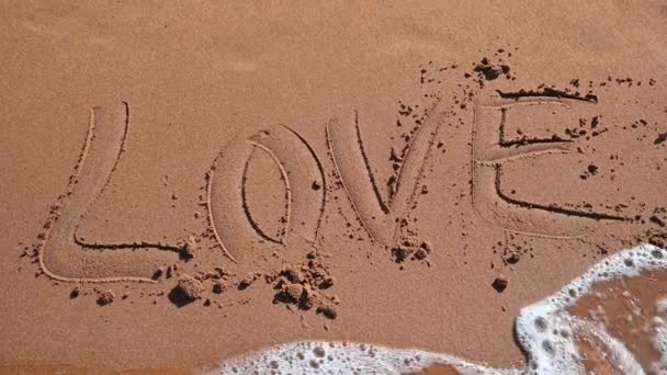 Das Meer auf dem Sand am Strand spült die Liebe weg — Stockvideo