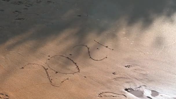 O mar na areia na praia lava os números de 2021 como um conceito do ano de saída — Vídeo de Stock