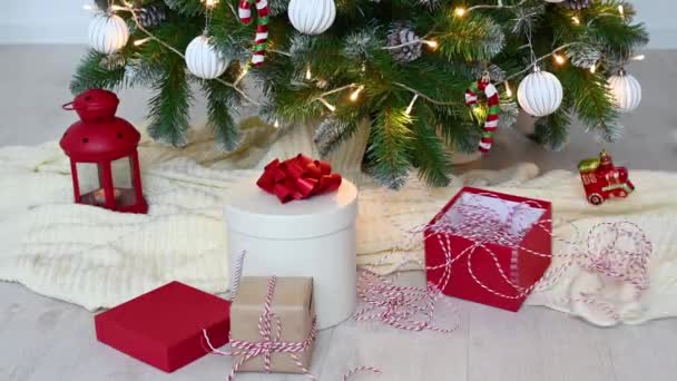 Pequeño lindo divertido gatito gato jugando en sillón con navidad decoraciones en casa — Vídeo de stock