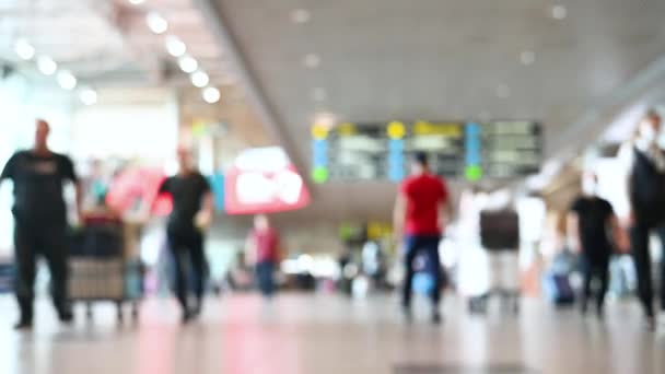 Sløret billede mennesker turister med bagage gå i lufthavnen rejse koncept – Stock-video