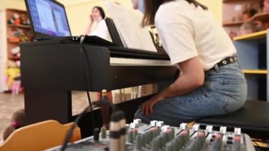 Parlak manikürlü kız. Konsolda DJ 'lik yapıyor.