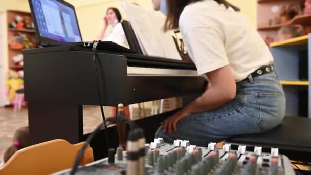 Menina com brilhante manicure música trabalhador dj trabalhando no console — Vídeo de Stock