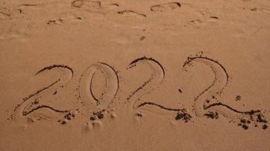 Sahildeki deniz, 2022 'nin rakamlarını yok ediyor. Giden yılın konsepti olarak.