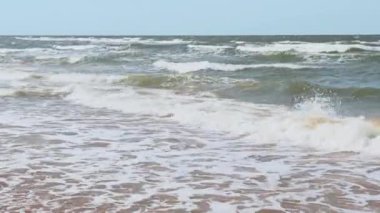Yazın gün batımında deniz kıyısında bir sahil. Yüksek kalite 4k görüntü