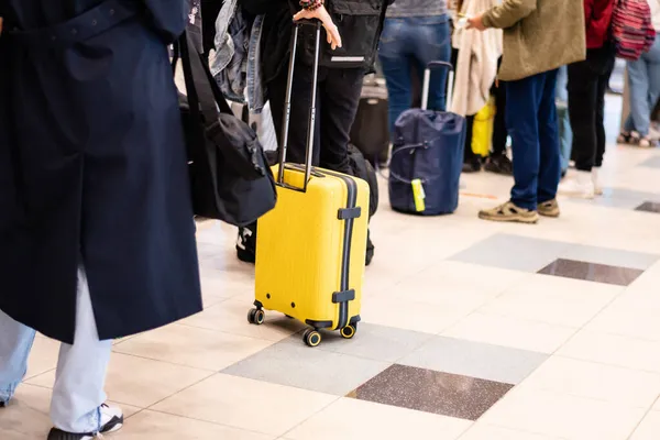 Люди в медицинских масках прогулки с багажными сумками чемоданы в аэропорту концепции путешествия — стоковое фото