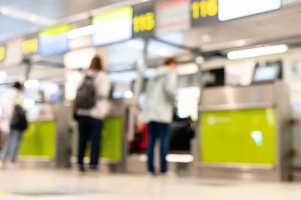 Personas con máscaras médicas caminando con maletas maletas en el concepto de viaje del aeropuerto — Foto de Stock