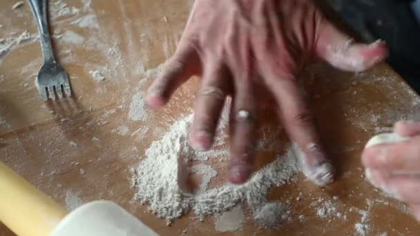 Muž v kuchyni doma připravuje pečivo na stole, rozválí těsto, dává mleté maso domů jídlo konceptu — Stock video