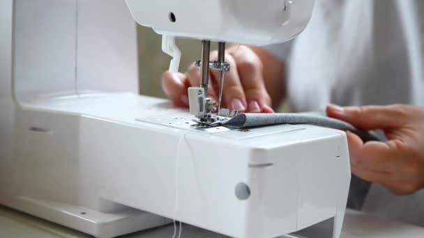 Costurera mujer cose en una máquina de coser cerca de las manos femeninas — Vídeos de Stock