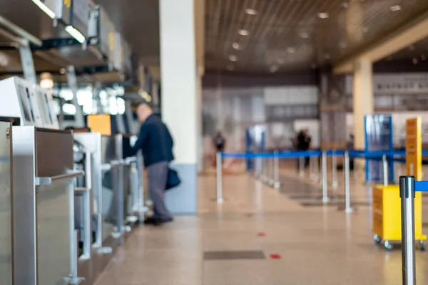 Orvosi maszkot viselő emberek, akik bőröndökkel sétálnak a repülőtéri utazás koncepciójában — Stock Fotó
