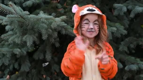 Niedliche glückliche Mädchen tanzen und lächeln im Tigerkostüm mit Geschenkkonzept des Jahres des Tigers 2022 — Stockvideo