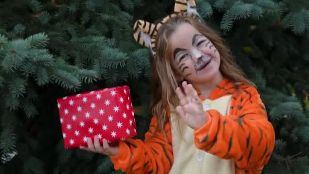 Linda chica feliz bailando y sonriendo en traje de tigre con concepto de regalo del año del tigre 2022 — Vídeo de stock