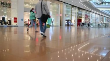 16,11,2021 Rusya Moskova. Tıbbi maskeli birçok insan alışveriş merkezinde yürür.
