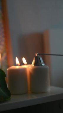 Dikey video adam izoterik ayin için beyaz mumları söndürüyor.