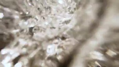 Akan su akıntısı içeriden çekilir.