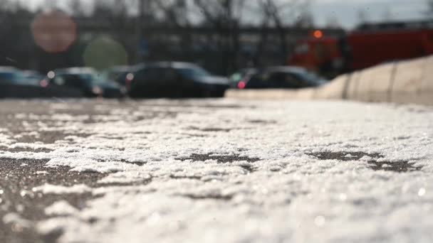 겨울에 눈이 내리는 길을 걷고 있는 남자의 여자 다리 — 비디오