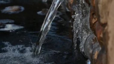 manzara, doğa, akan temiz su akıntısı, şelale, kışın parkta.,