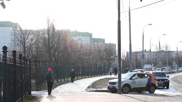 23,11,2021 Rusko Moskva Yuzhnoe Butovo lidé chodí po ulici pomalé sněhové mouchy — Stock video