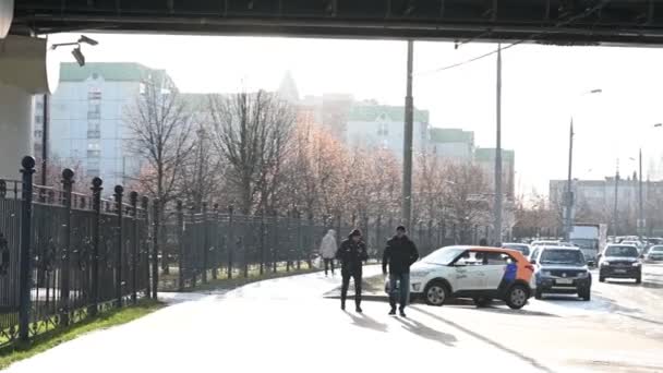 23,11,2021 Rusia Moscú Yuzhnoe Butovo personas caminan por la calle moscas de nieve lenta — Vídeos de Stock