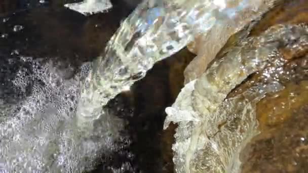 Krajobraz, natura, strumień czystej wody, wodospad, w parku zimą, — Wideo stockowe