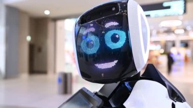 27,11,2021 Rus Moskova robotu alışveriş merkezi ziyaretçileriyle tanıştı. Görüşmeler kameraya yakından bakıyor.