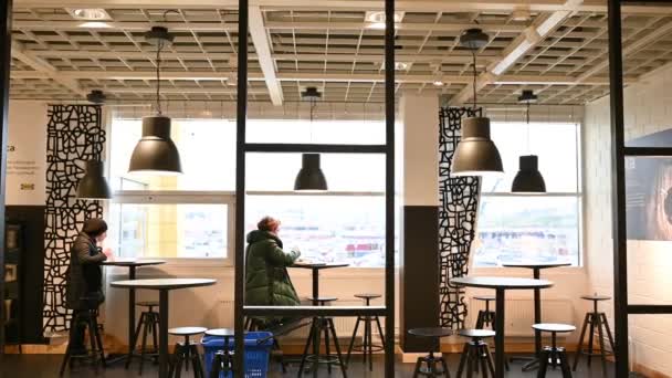 27,11,2021 Rusya, Moskova halkı Ikea 'daki bir kafede boş bir alışveriş merkezinde yemek yiyor. — Stok video