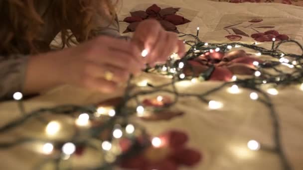 Flicka titta på jul dekorationer — Stockvideo