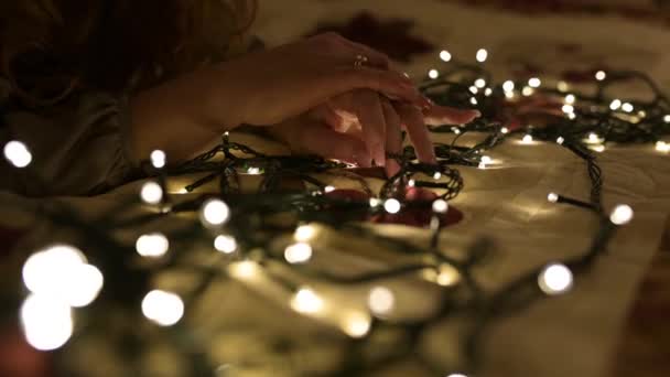Meisje kijken naar kerst decoraties — Stockvideo