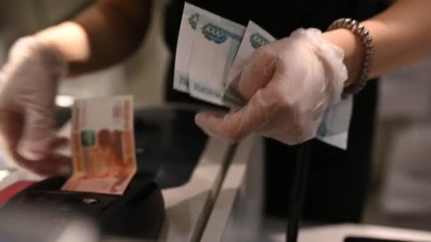 Imagen borrosa, un hombre con guantes médicos en la caja cuenta rublos en efectivo da cambio — Vídeo de stock