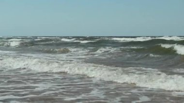 Yazın gün batımında deniz kıyısında bir sahil. Yüksek kalite 4k görüntü