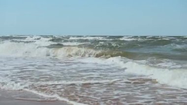 Yazın gün batımında deniz kıyısında bir sahil. Yüksek kalite 4k görüntü