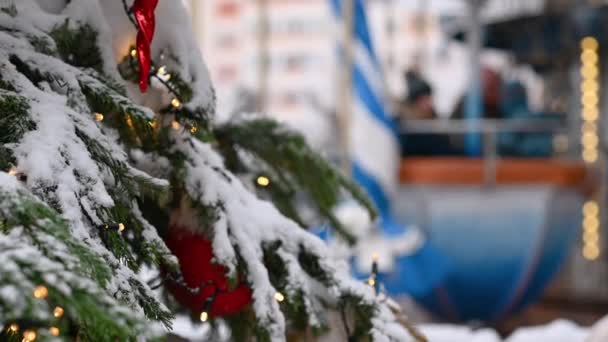 16,12,2021 imagen borrosa, Rusia Moscú niños montan alegremente el carrusel de Navidad en invierno sobre el fondo de la decoración de Año Nuevo y luces — Vídeos de Stock