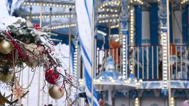 16 12 2021 року, російські діти з радістю їдуть на Різдвяному каруселі взимку на фоні старовинного декору та світла. — стокове відео