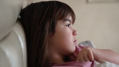 10 yaşında bir kız hasta yatıyor, öksürüyor, burnunu peçeteye siliyor.