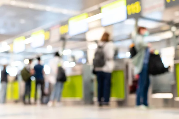 Personas con máscaras médicas caminando con maletas maletas en el concepto de viaje del aeropuerto — Foto de Stock