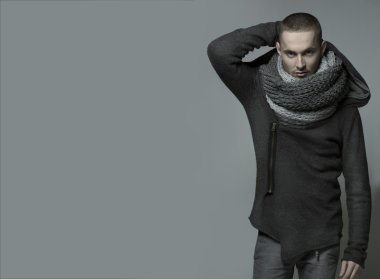 genç yakışıklı adam gri şal, şal