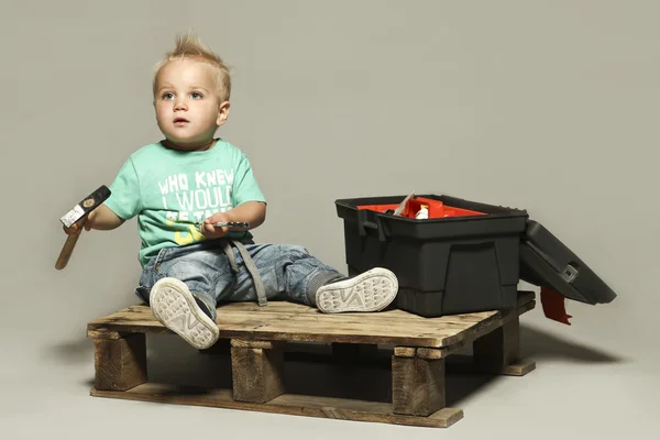 Netter kleiner blonder Junge mit Hammer, — Stockfoto