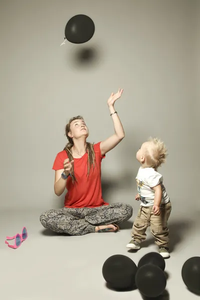 Junge Mutter spielt mit ihrem Baby — Stockfoto