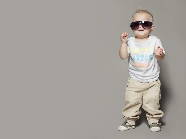 Schönheit lächelnder Junge mit Sonnenbrille — Stockfoto