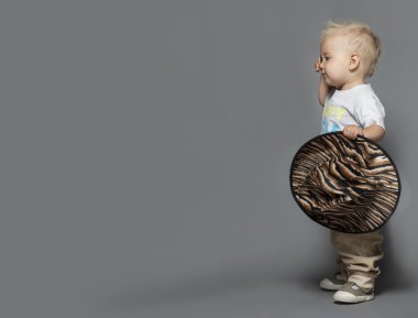 çocuk. küçük bir çocuk ağlıyor. 1 yaşında.