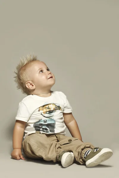 Niedliches blondes Kind, das nach oben schaut — Stockfoto