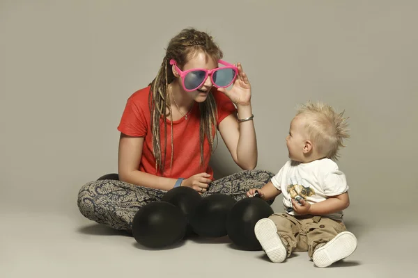 Junge und schöne Mutter spielt mit ihrem süßen Kind — Stockfoto